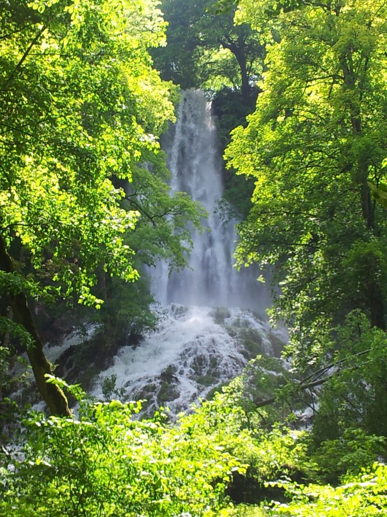 Fast 40 Meter bergab geht es für die über die Region hinaus bekannten Wasserfälle von Bad Urach!