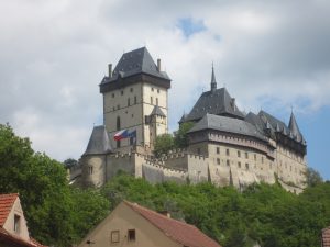 Wandern Sie z.B. von Beroun aus an der Berounka zur Burg Karlstein: eine wahrhaft märchenhafte Tour!