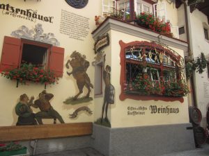 Im Auracher Löchl wurde nicht nur das berühmte Kufstein-Lief geschrieben; es ist wohl auch der urigste Ort, um nach getaner Wanderung eine ordentliche Mahlzeit einzunehmen!