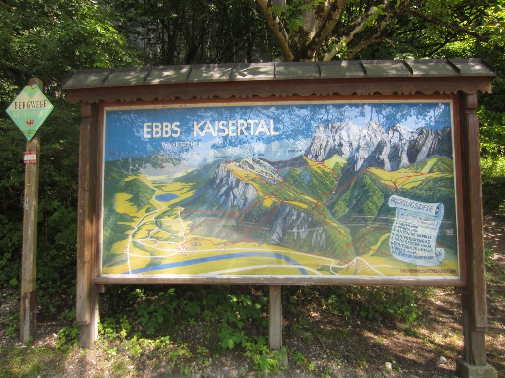 Diese Wanderkarte am Eingang zum Kaiserbachtal zeigt uns, welche Routen zum Wandern in Kufstein möglich sind!