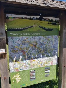 Der Wanderparkplatz Baßgeige in Erkenbrechtsweiler war Startpunkt unserer Wandertour zur Burg Hohenneuffen Der Wanderparkplatz Baßgeige in Erkenbrechtsweiler war Startpunkt unserer Wandertour zur Burg Hohenneuffen