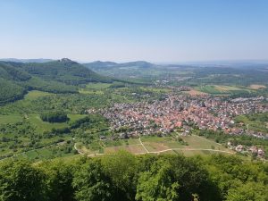 Der Beurener Fels bietet beim wandern eine tolle Aussicht auf Beuren und die Burg Hohenneuffen Der Beurener Fels bietet beim wandern eine tolle Aussicht auf Beuren und die Burg Hohenneuffen
