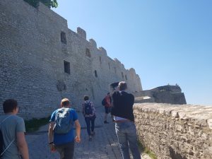 Fast geschafft: nur noch wenige Meter zum Innenhof der Burg Hohenneuffen zu wandern Fast geschafft: nur noch wenige Meter zum Innenhof der Burg Hohenneuffen zu wandern