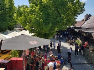 Voller Innenhof auf der Burg Hohenneuffen dank bestem Wanderwetter! Voller Innenhof auf der Burg Hohenneuffen dank bestem Wanderwetter!