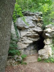 Was man beim Wandern bei Bad Überkingen alles so entdeckt: der Eingang zur Kahlensteinhöhle