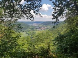 Der Blick beim Wandern auf dem Wald- und Wasserweg auf Bad Überkingen Der Blick beim Wandern auf dem Wald- und Wasserweg auf Bad Überkingen