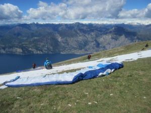 Die Schirme werden auf dem Monte Baldo ausgelegt, und die passende Windsituation abgewartet. Drumherum staunen Wanderer über die Flugkünste der anderen. Die Schirme werden auf dem Monte Baldo ausgelegt, und die passende Windsituation abgewartet. Drumherum staunen Wanderer über die Flugkünste der anderen.