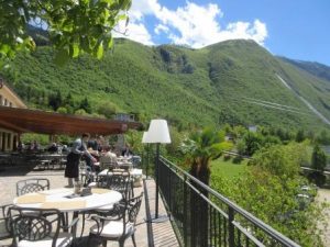 Blick auf die Berge oder runter auf den Gardasee: die Locanda Monte Baldo bietet beides! Blick auf die Berge oder runter auf den Gardasee: die Locanda Monte Baldo bietet beides!