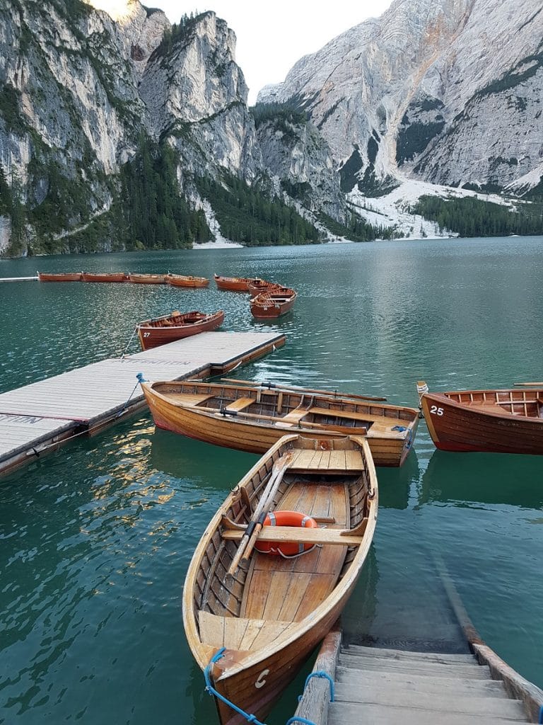 Diese pittoresken Boote auf dem Pragser Wildsee sind ein El Dorado für instagram Jünger!