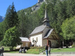 Die Kapelle am Bergsee stellt eine tolle Kulisse vor der Bergwelt dar