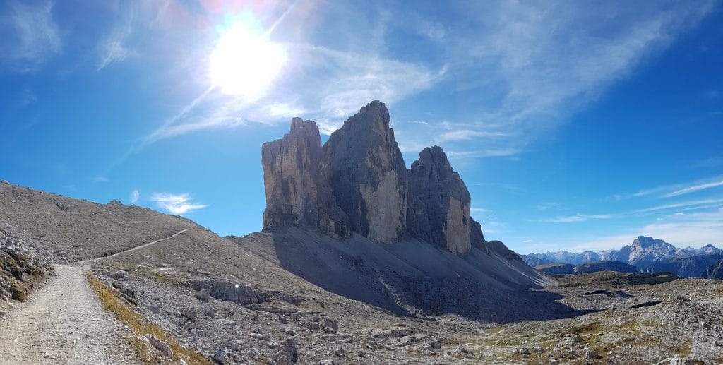 Die Sonne scheint uns bei der Drei Zinnen Rundwanderung entgegen! Die Sonne scheint uns bei der Drei Zinnen Rundwanderung entgegen!