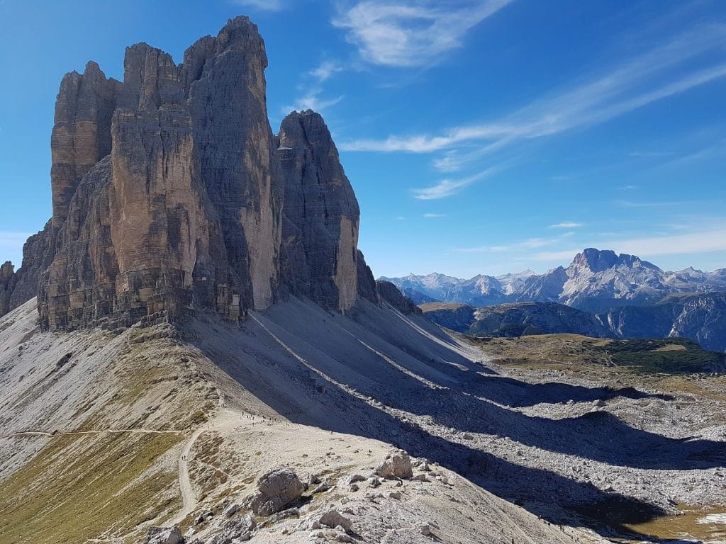 Beeindruckend und Schatten werfend: der Blick vom Drei Zinnen Rundwanderweg! Beeindruckend und Schatten werfend: der Blick vom Drei Zinnen Rundwanderweg!