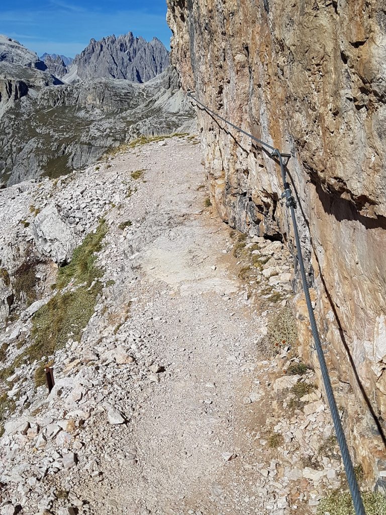 Stahlseile weisen den Weg direkt am Felsmassiv der Dolomiten! Stahlseile weisen den Weg direkt am Felsmassiv der Dolomiten!