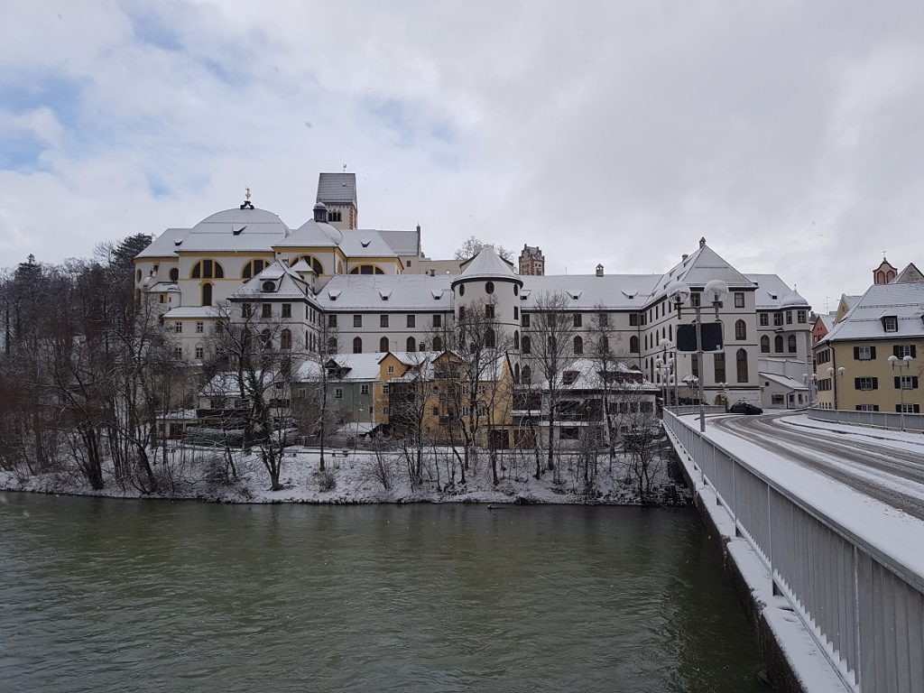 Das Benediktiner Kloster St. Mang liegt direkt am Lech und beinhaltet auch ein Museum! Das Benediktiner Kloster St. Mang liegt direkt am Lech und beinhaltet auch ein Museum!