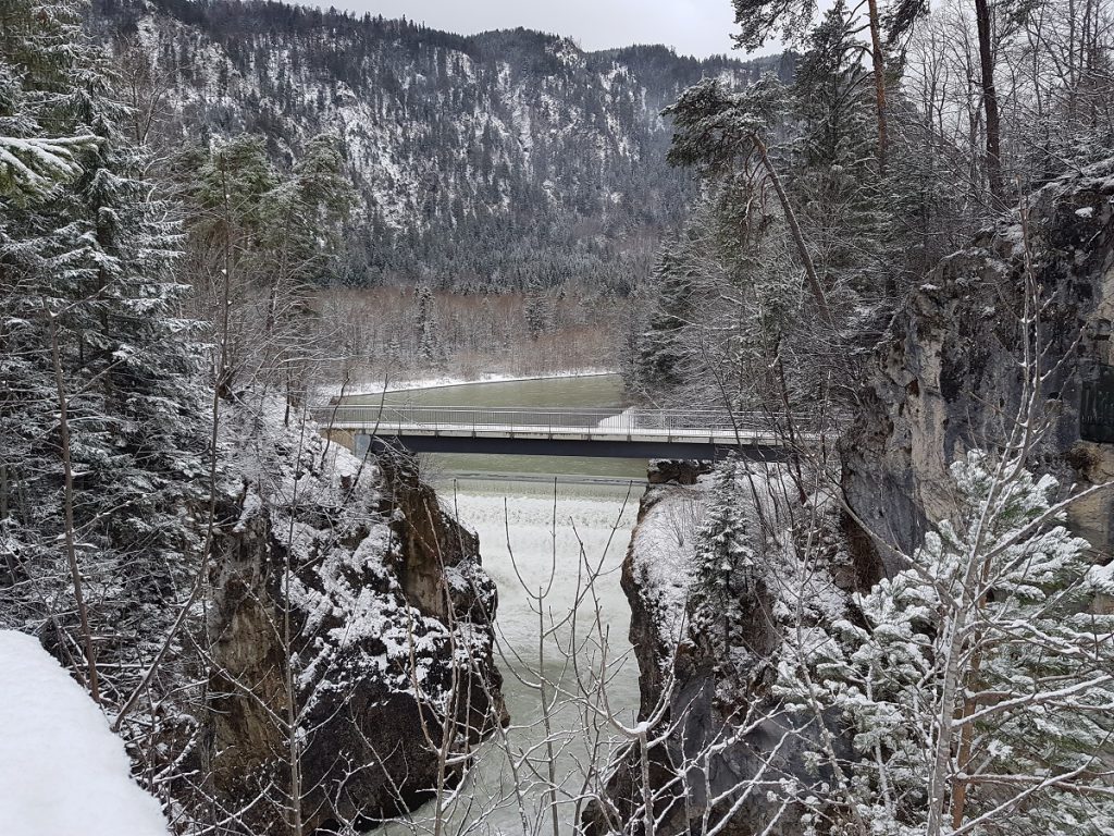 Wir waren im Frühjahr in Füssen wandern. Das Bergkristall-Blau der Sommermonate lässt sich hier nur erahnen; sieht aber trotzdem sehr schön aus! Wir waren im Frühjahr in Füssen wandern. Das Bergkristall-Blau der Sommermonate lässt sich hier nur erahnen; sieht aber trotzdem sehr schön aus!