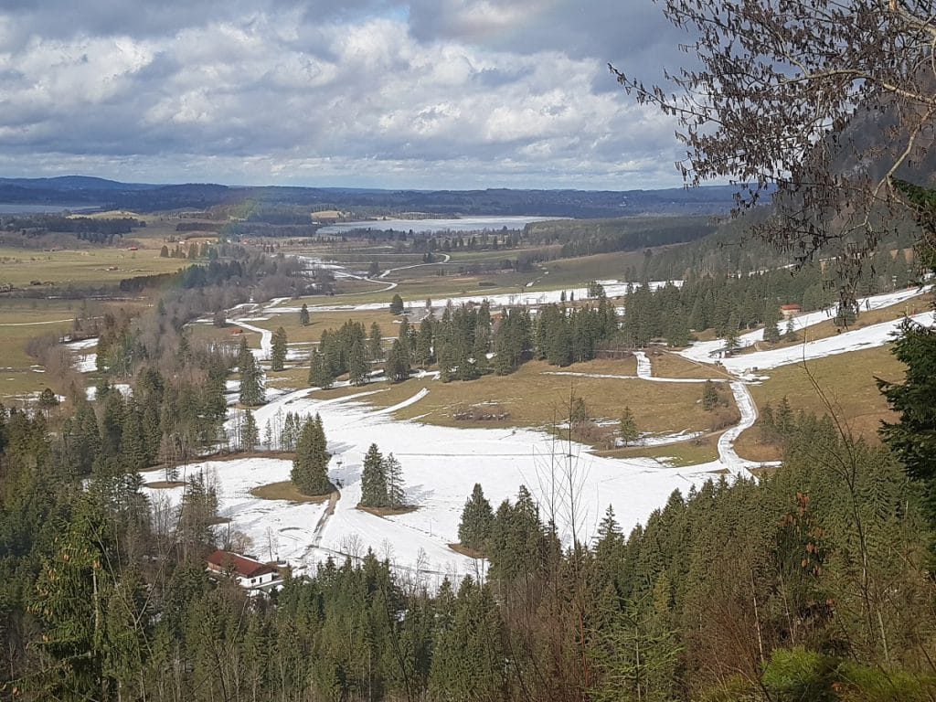 Wenn ihr von Füssen zum Schloß Neuschwanstein wandern geht, erhaltet ihr tolle Aussichten auf den Forggensee und Bannwaldsee! Wenn ihr von Füssen zum Schloß Neuschwanstein wandern geht, erhaltet ihr tolle Aussichten auf den Forggensee und Bannwaldsee!
