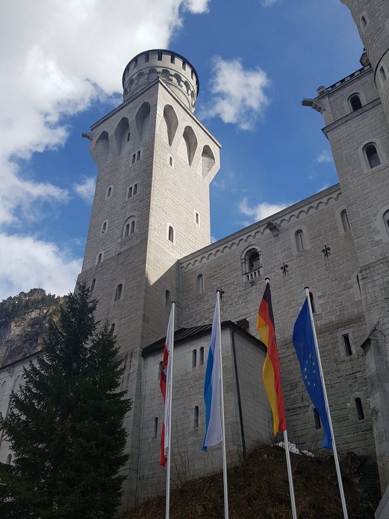 Einer der vielen Türme vom Schloß Neuschwanstein. Das Hinauf-Wandern könnt ihr euch übrigens dank der Gästekarte ersparen, und kostenlos den Bus nutzen! Einer der vielen Türme vom Schloß Neuschwanstein. Das Hinauf-Wandern könnt ihr euch übrigens dank der Gästekarte ersparen, und kostenlos den Bus nutzen!
