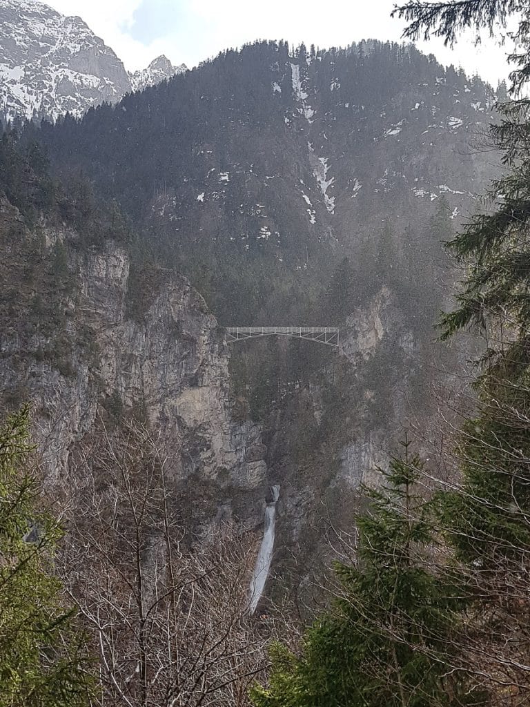 Von der Marienbrücke aus lassen sich fantastische Bilder vom Schloß Neuschwanstein schiessen. Der Wasserfall darunter ist ein Highlight der Pöllatschlucht! Von der Marienbrücke aus lassen sich fantastische Bilder vom Schloß Neuschwanstein schiessen. Der Wasserfall darunter ist ein Highlight der Pöllatschlucht!