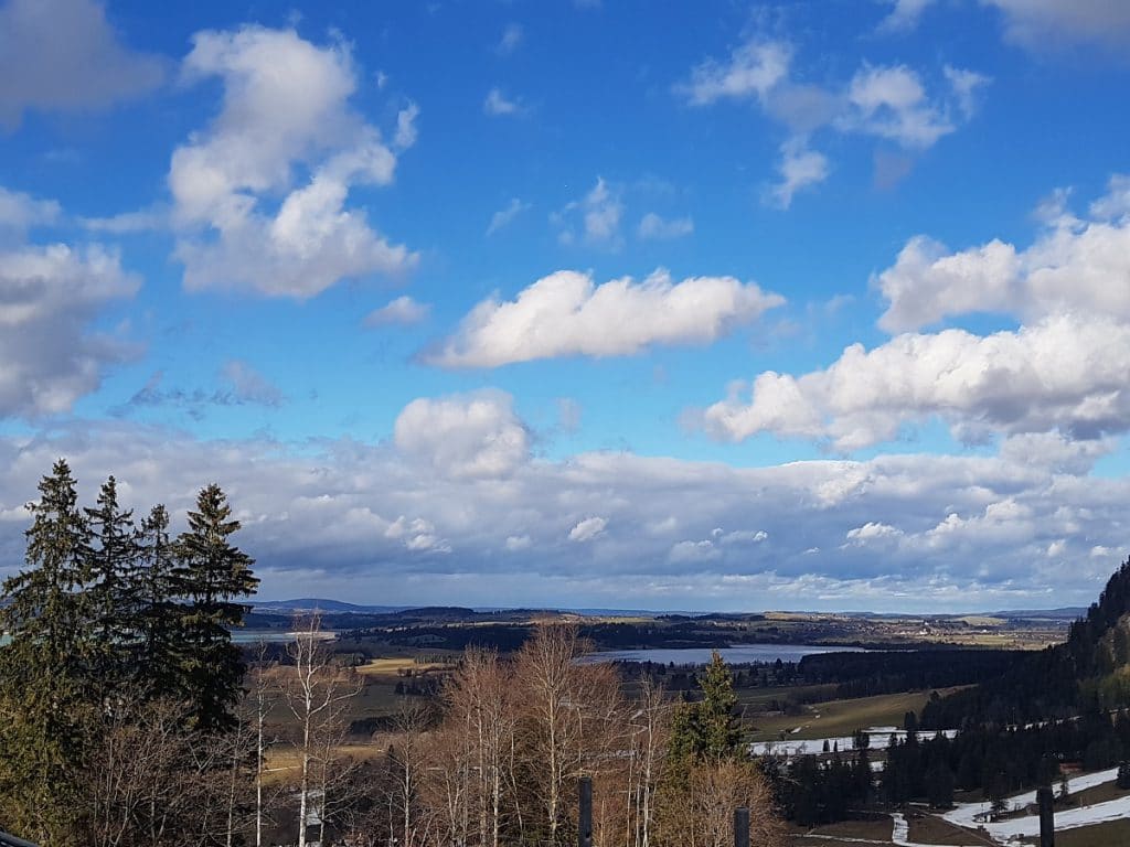 Wer in Füssen wandern möchte, kann im Sommer eine sehr schöne Rundtour um den Forggensee starten! Wer in Füssen wandern möchte, kann im Sommer eine sehr schöne Rundtour um den Forggensee starten!