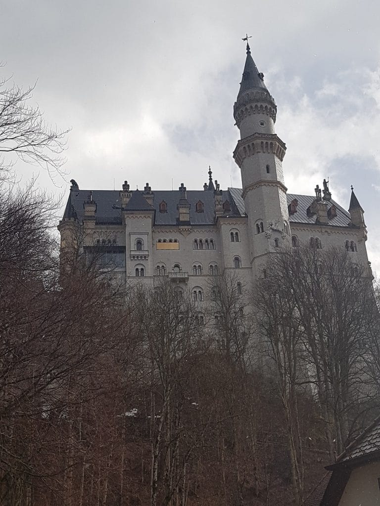Ca. 1,5 Stunden zu Fuß von Füssen entfernt ist es: das Schloss Neuschwanstein. Deutschlands meist besuchte Sehenswürdigkeit!