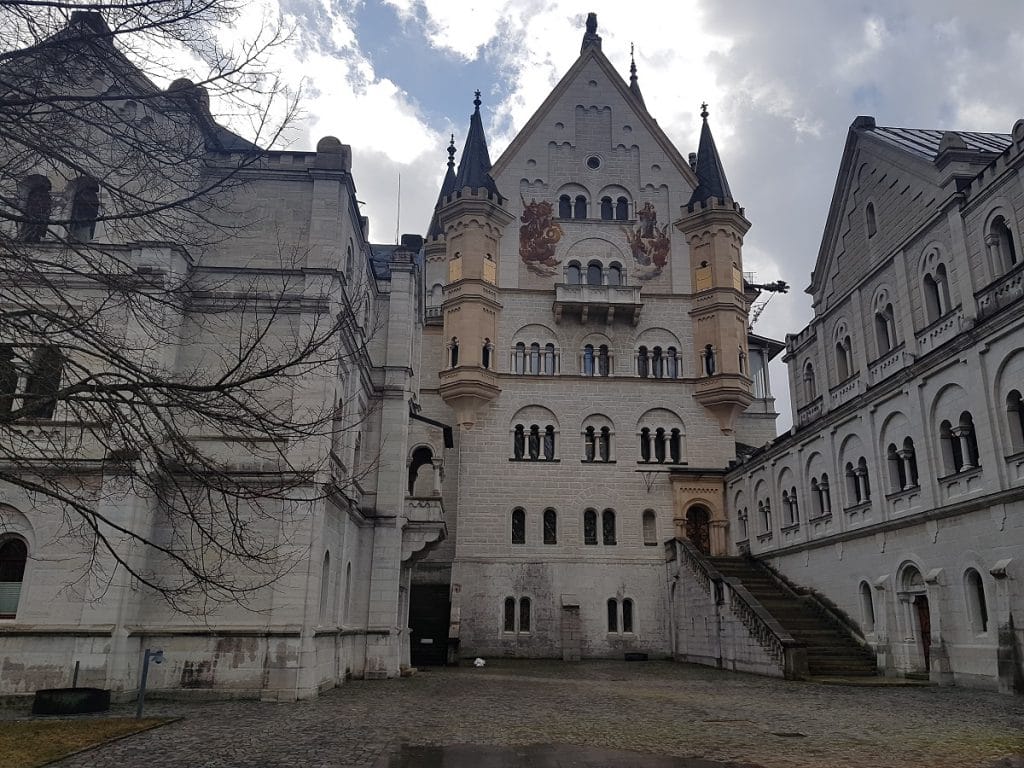 Dies ist der Innenhof vom Schloss Neuschwanstein. Hier ist ein wenig Wartezeit angesagt, solltet ihr das Schloss besuchen wollen!