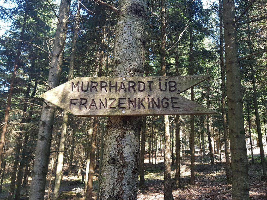Über die Franzenkinge wandern wir bergab weiter Richtung Murrhardt!