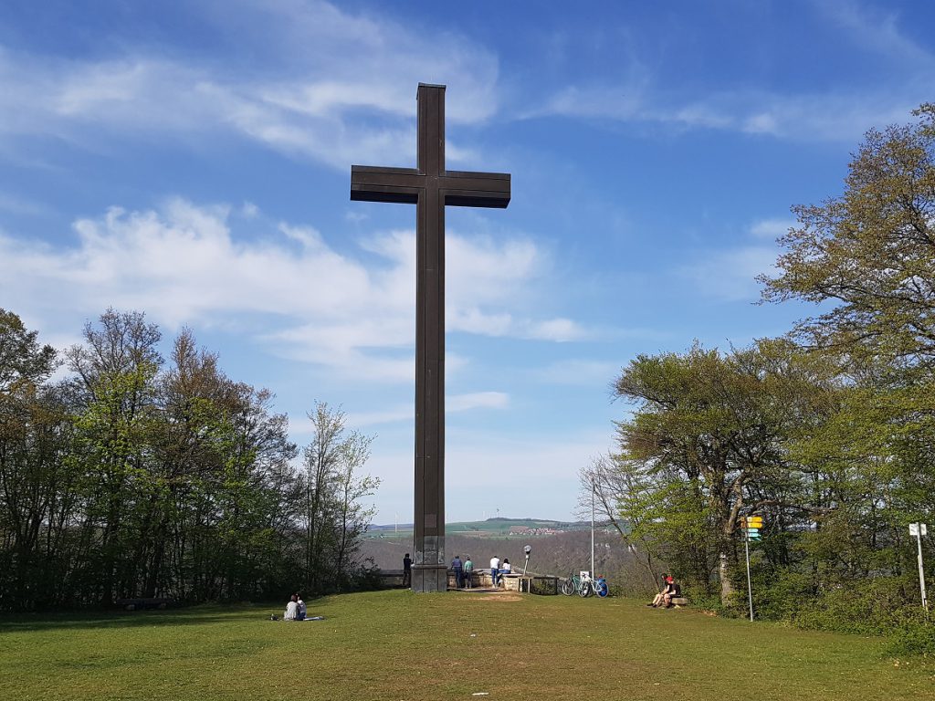 Großes Kreuz mit Aussichtspunkt