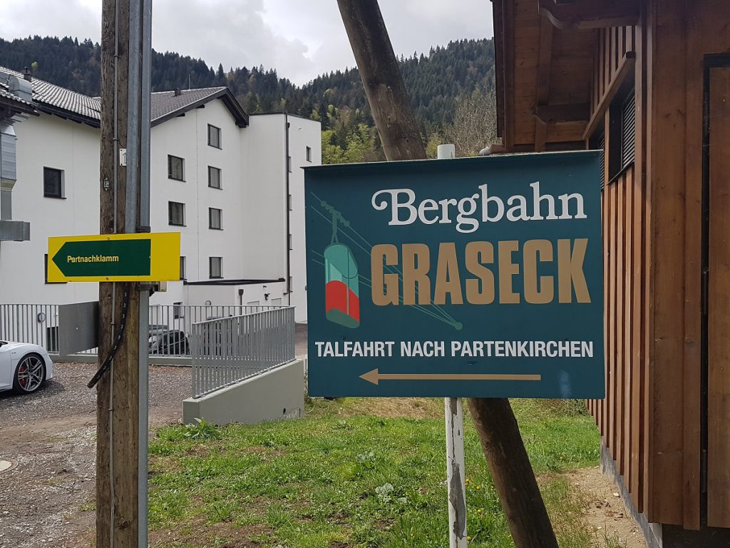 Von nun an geht`s bergab Richtung Garmisch-Partenkirchen. Entweder mit der Graseck Bergbahn oder halt zu Fuß hinunter wandern!