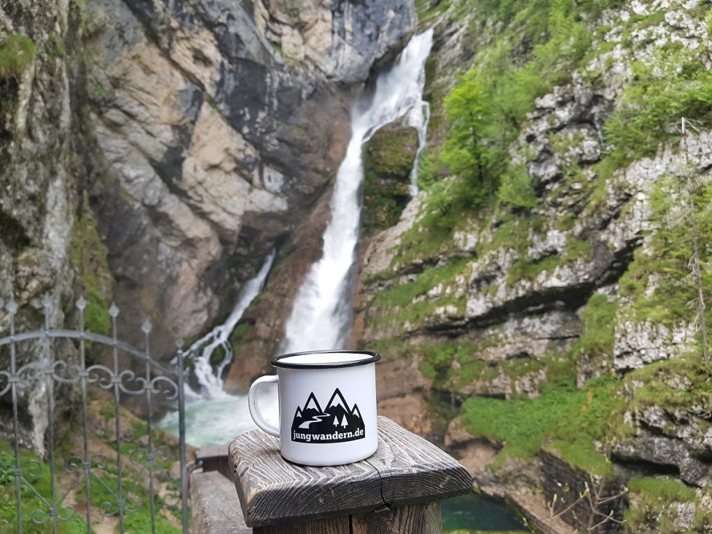 jungwandern Tasse vor Wasserfall Savica