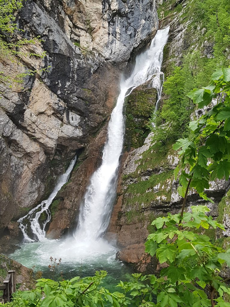 Wasserfall prasselt hernieder