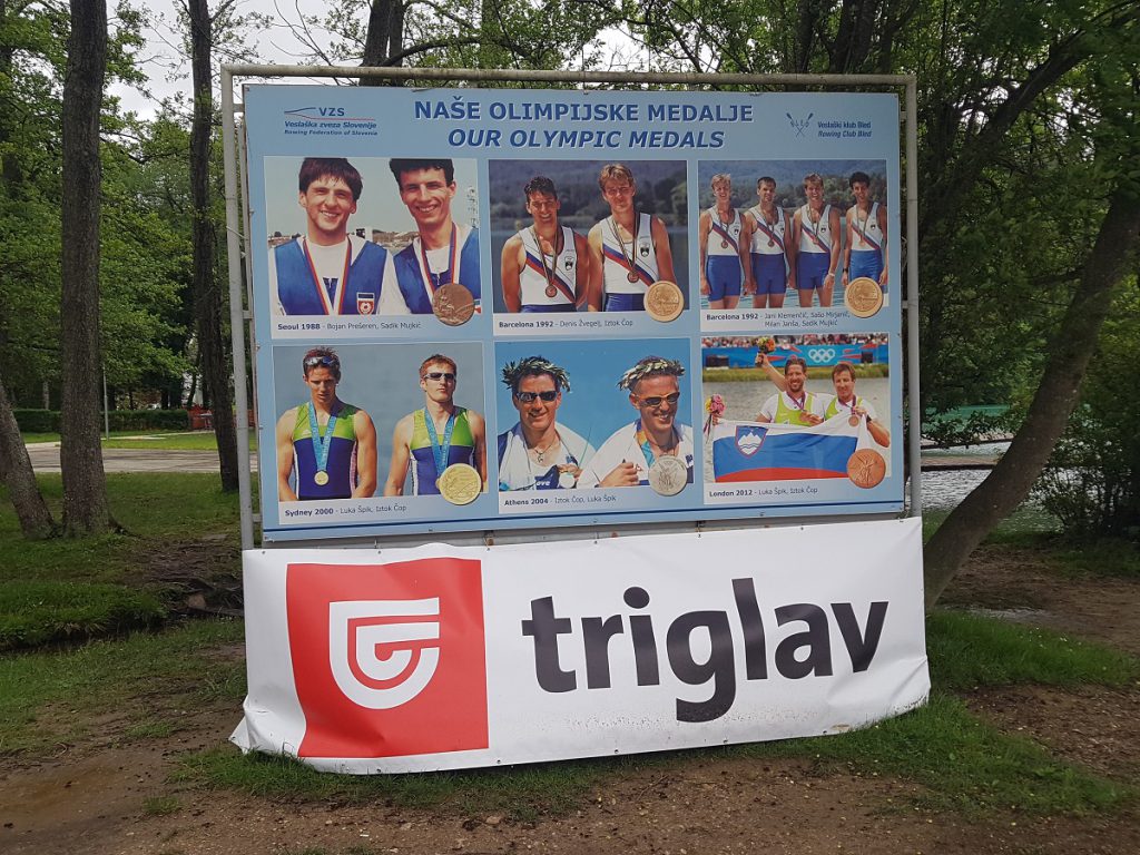 Schild mit slowenischen Olympia-Medaillengewinnern