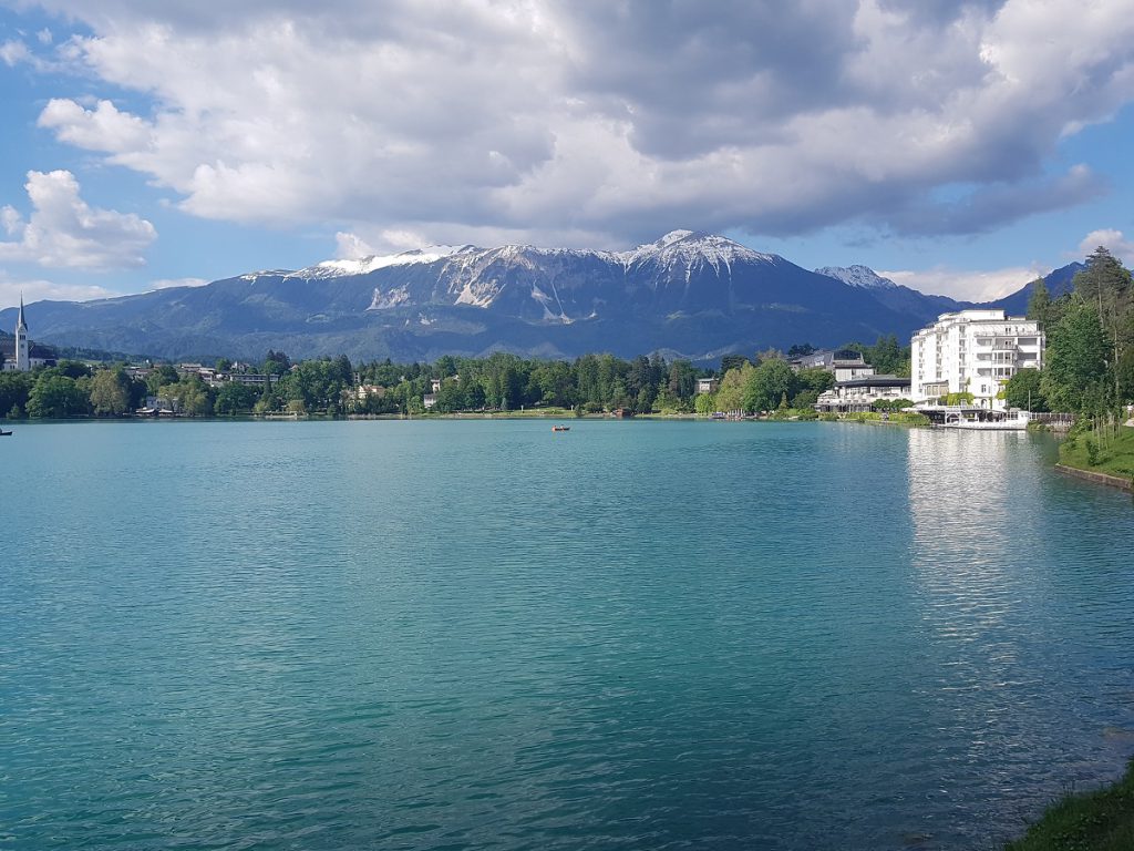 Blick über den Lake Bled auf die Julischen Alpen