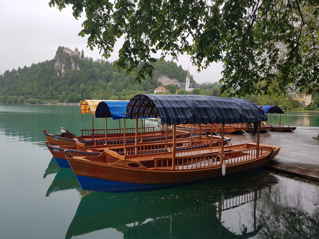 Boote auf See mit Blick auf Burg