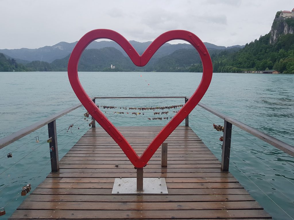 Herz als Touristenattraktion am See