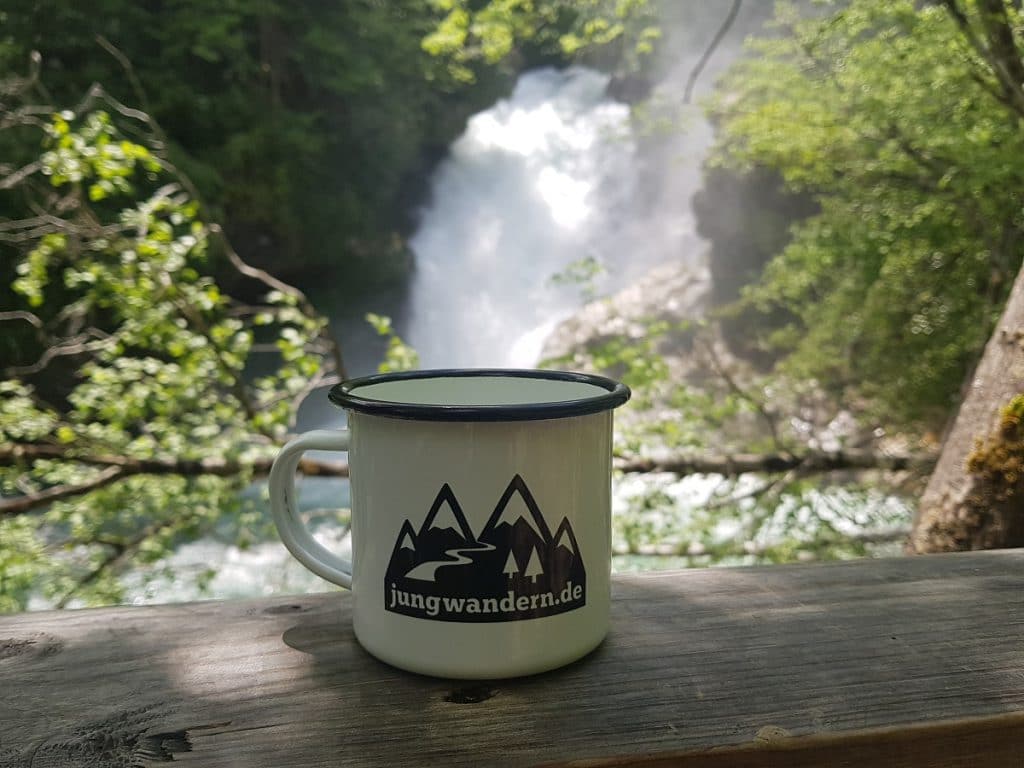 jungwandern-Tasse an Wasserfall