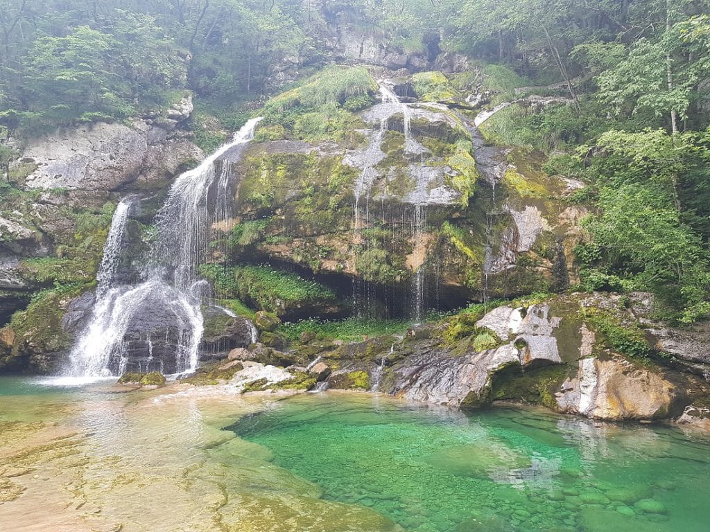 Schöner Wasserfall