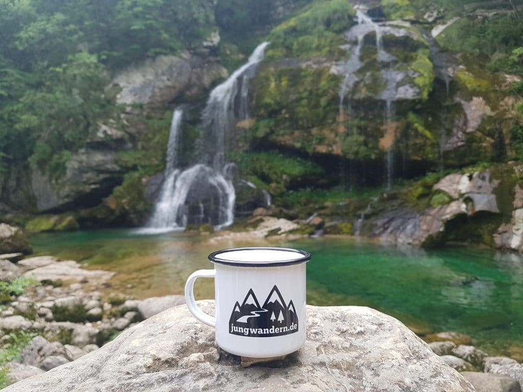 jungwandern-Tasse vor Wasserfall