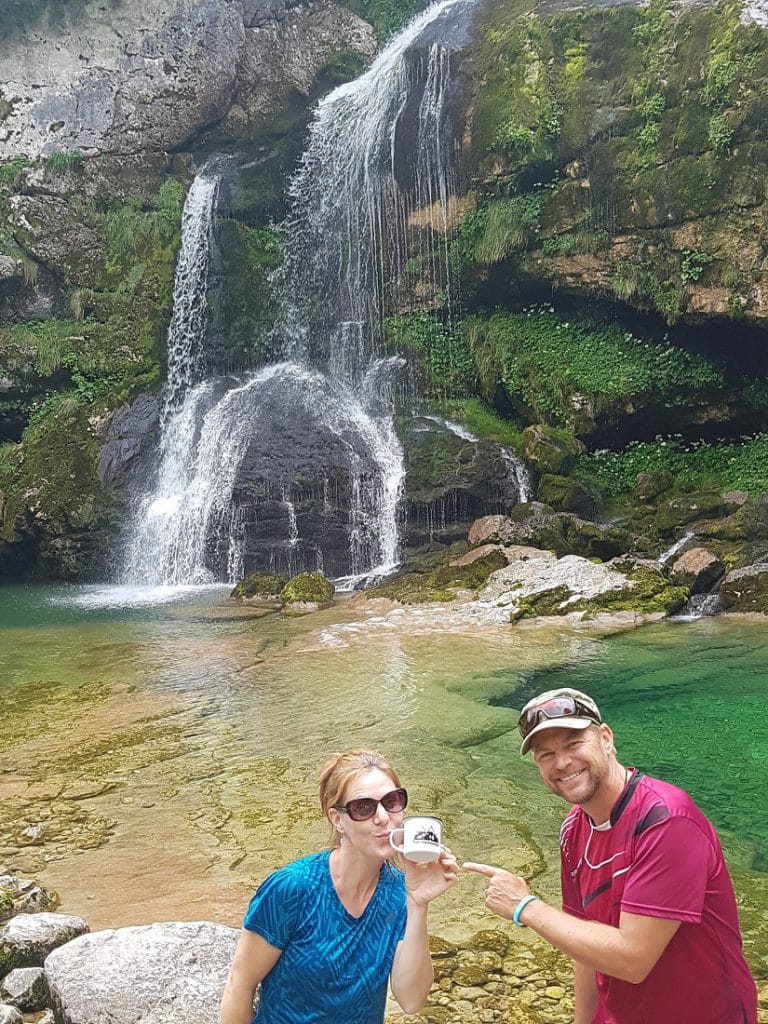 Mann und Frau an einem Wasserfall mit jungwandern-Tasse
