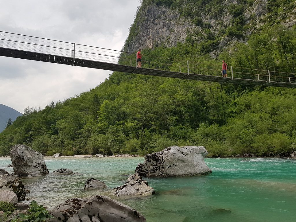 Wanderer überqueren Brücke über Fluß