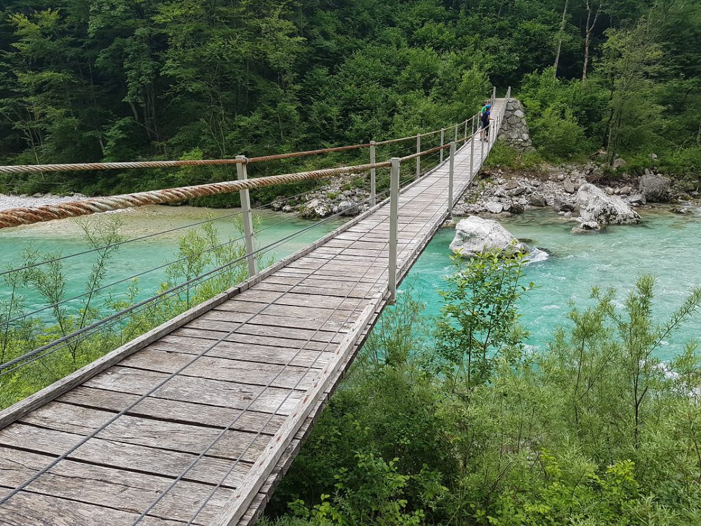 Holzbrücke über Fluß