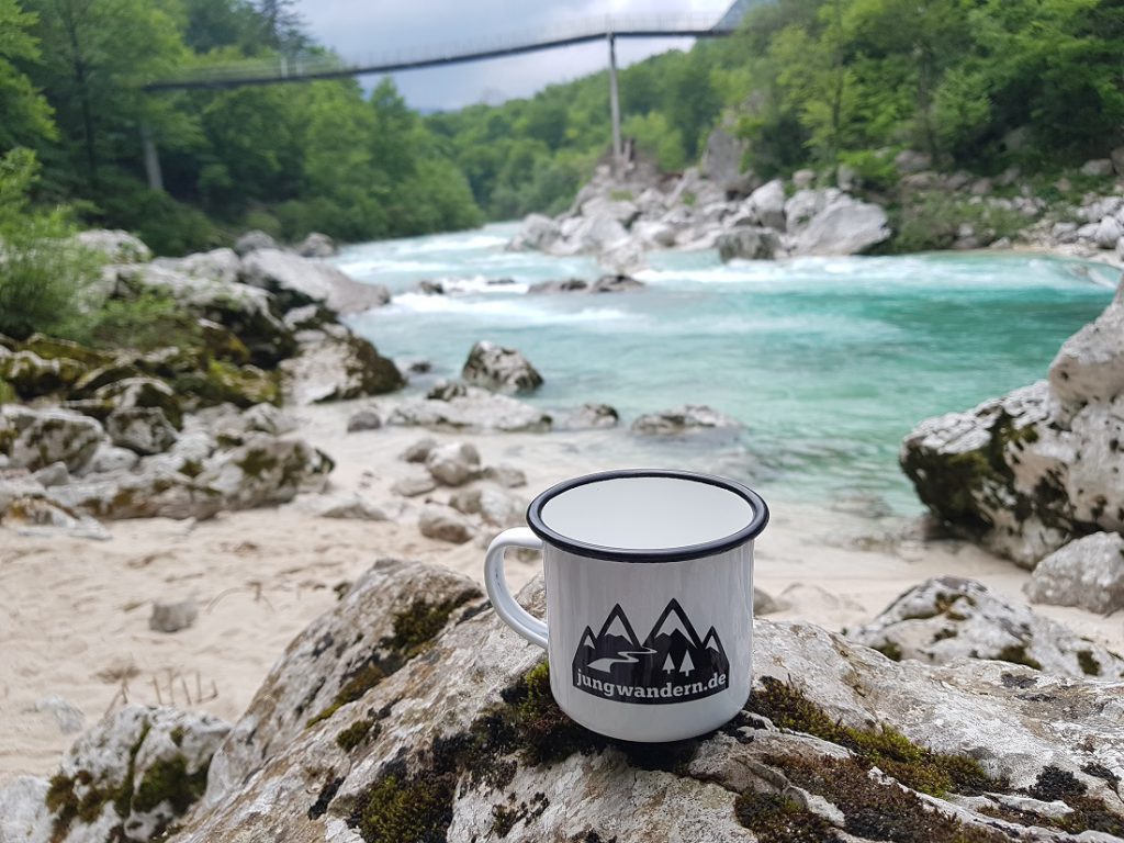 jungwandern-Tasse an Fluß in Slowenien
