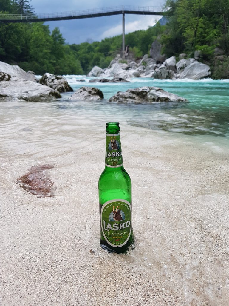 Bier am Fluss