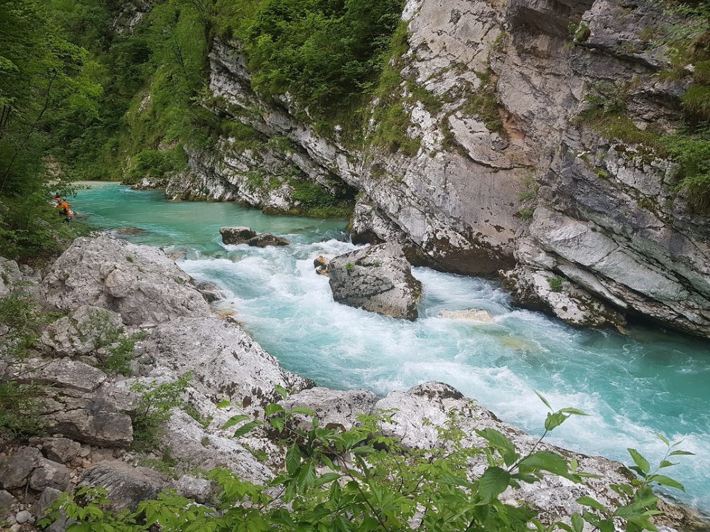 Wilder Fluss mit Felsen