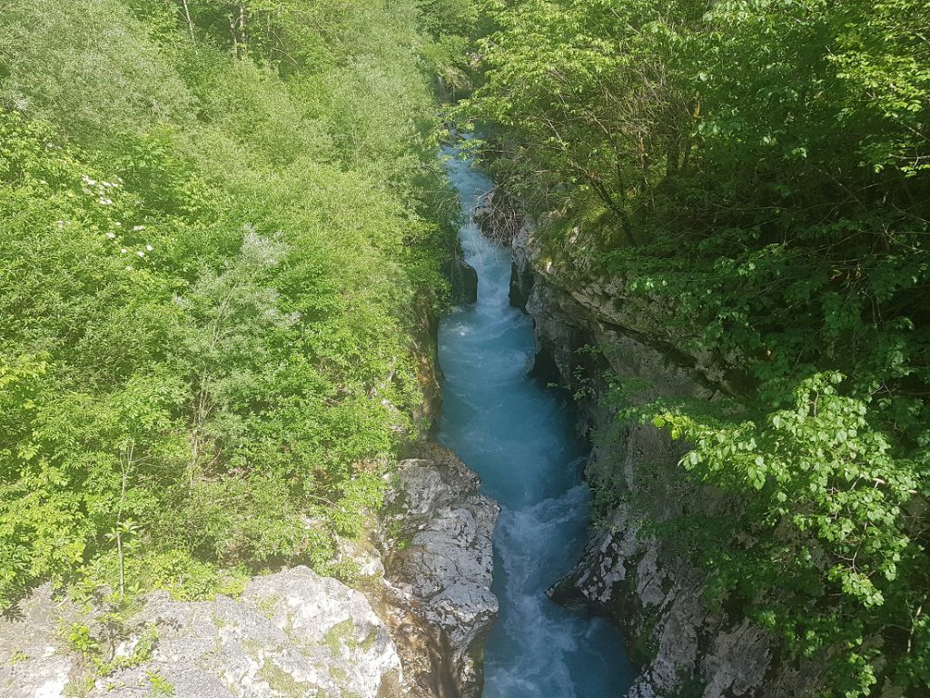 Schmaler Fluss zwischen hohen Felsen