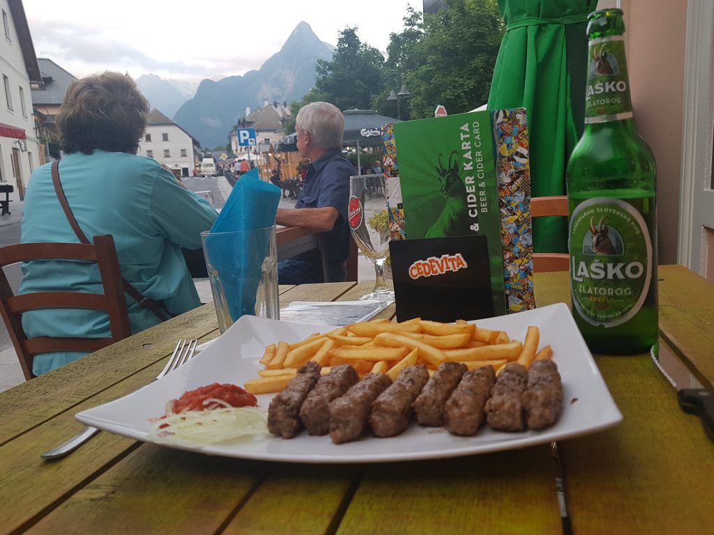 Cevapcici mit Pommes und Bier