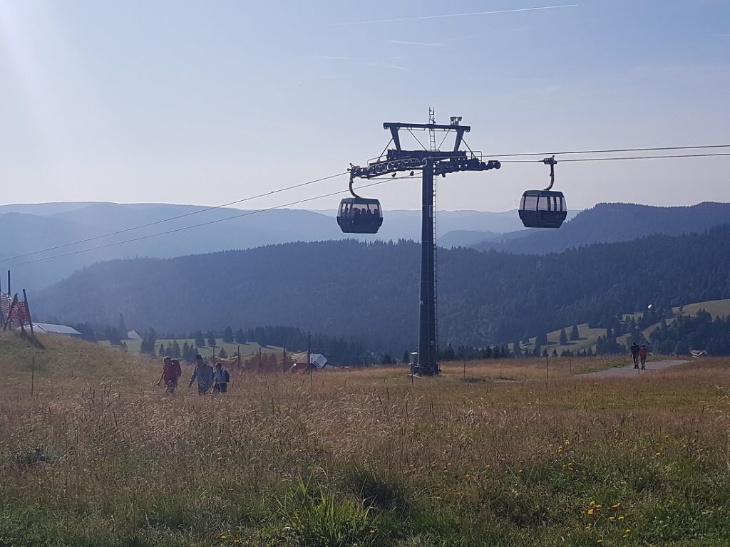 Gondeln der Feldbergbahn und Wanderer