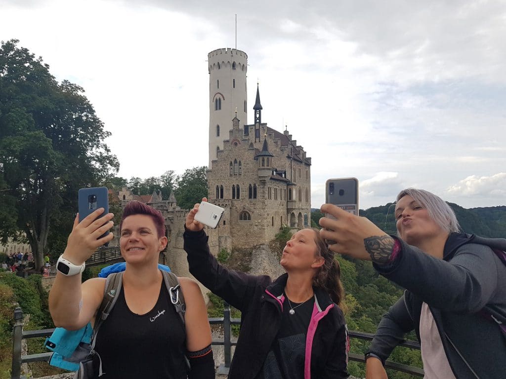 Frauen schießen Selfies am Schloss