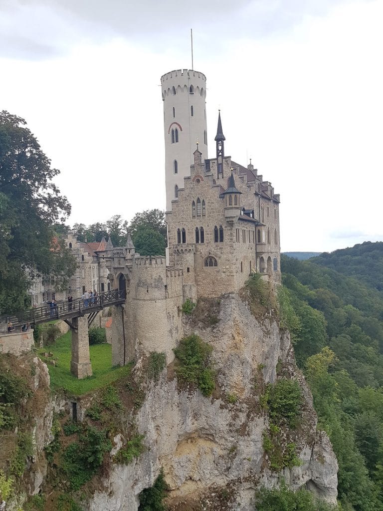 Schönes Schloss auf einem Felsen