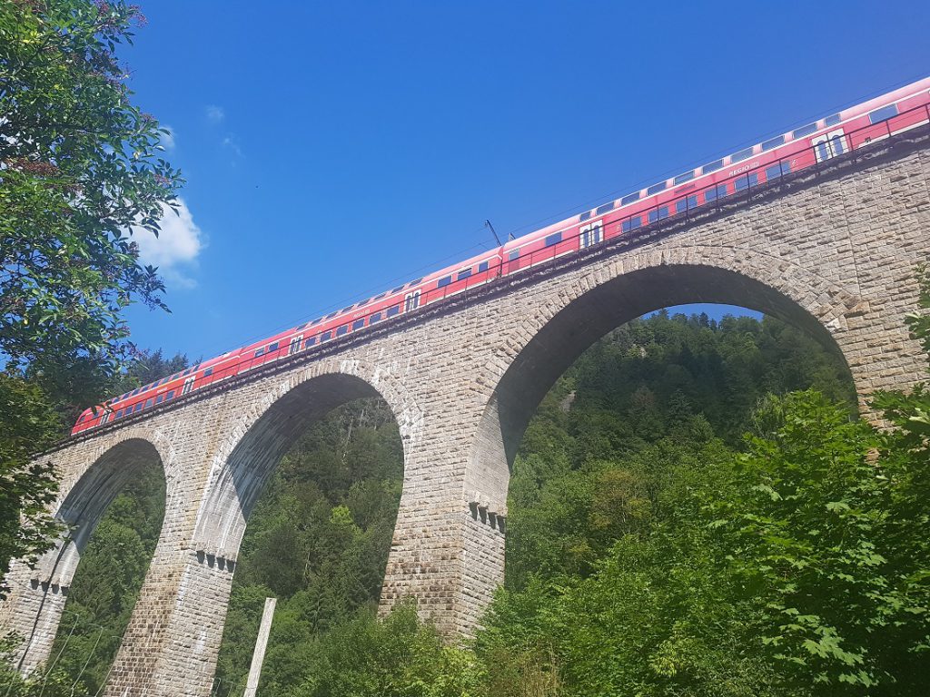 Bahn auf der Brücke