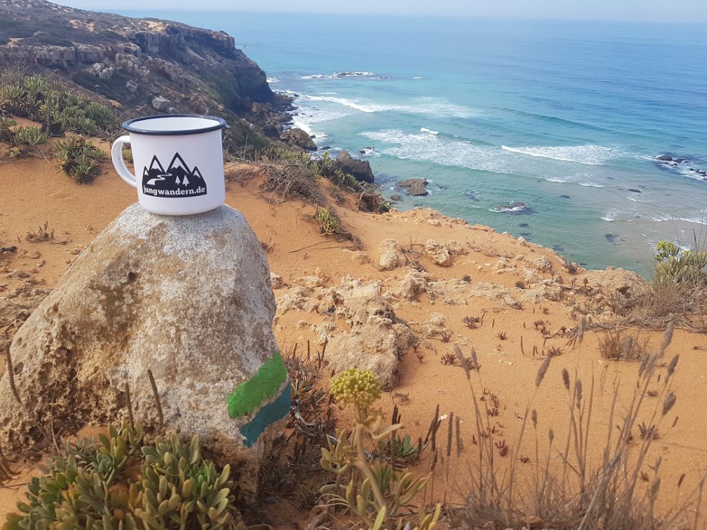 jungwandern Tasse auf einem Fels am Küstenwanderweg